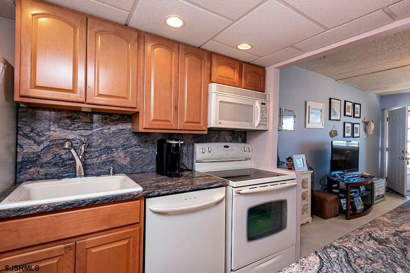 111 Surrey Ave, Ventnor, New Jersey 08406, 1 Bedroom Bedrooms, 3 Rooms Rooms,1 BathroomBathrooms,Condominium,For Sale,Surrey Ave,537888