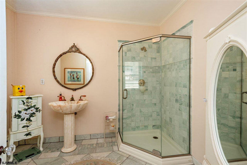 125 Montgomery, Atlantic City, New Jersey 08401, 4 Bedrooms Bedrooms, 13 Rooms Rooms,4 BathroomsBathrooms,Residential,For Sale,Montgomery,539433