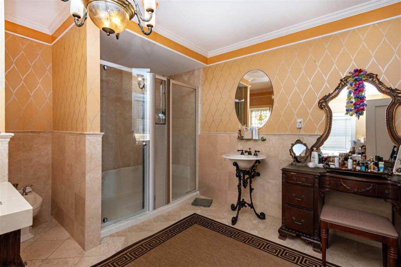 125 Montgomery, Atlantic City, New Jersey 08401, 4 Bedrooms Bedrooms, 13 Rooms Rooms,4 BathroomsBathrooms,Residential,For Sale,Montgomery,539433