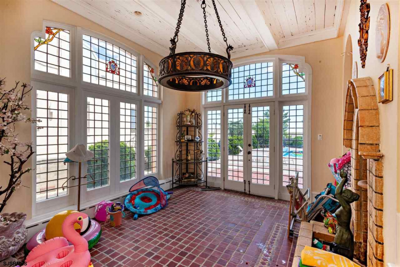 125 Montgomery, Atlantic City, New Jersey 08401, 4 Bedrooms Bedrooms, 13 Rooms Rooms,4 BathroomsBathrooms,Residential,For Sale,Montgomery,539433
