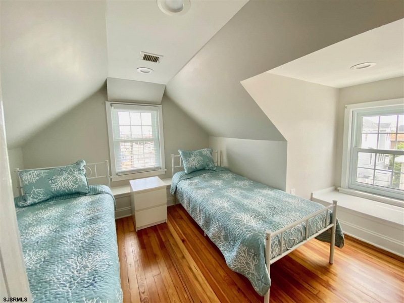 1 10th, Ocean City, New Jersey 08226-0000, 5 Bedrooms Bedrooms, 11 Rooms Rooms,1 BathroomBathrooms,Residential,For Sale,10th,539509