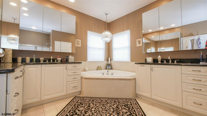 19 Madison, Margate, New Jersey 08402-1023, 3 Bedrooms Bedrooms, 6 Rooms Rooms,2 BathroomsBathrooms,Condominium,For Sale,Madison,540823