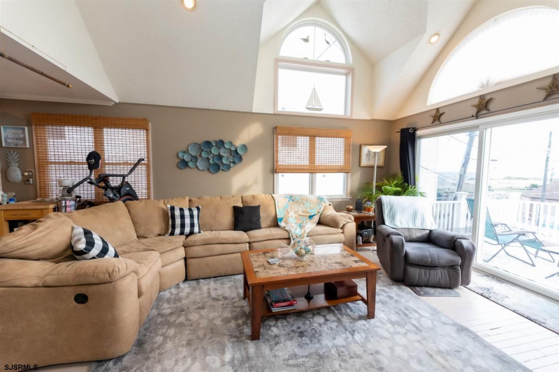 15 43rd, Sea Isle City, New Jersey 08243, 4 Bedrooms Bedrooms, 10 Rooms Rooms,2 BathroomsBathrooms,Residential,For Sale,43rd,541285