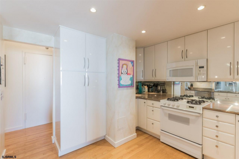 101 Plaza, Atlantic City, New Jersey 08401, 3 Bedrooms Bedrooms, 6 Rooms Rooms,3 BathroomsBathrooms,Condominium,For Sale,Plaza,541660