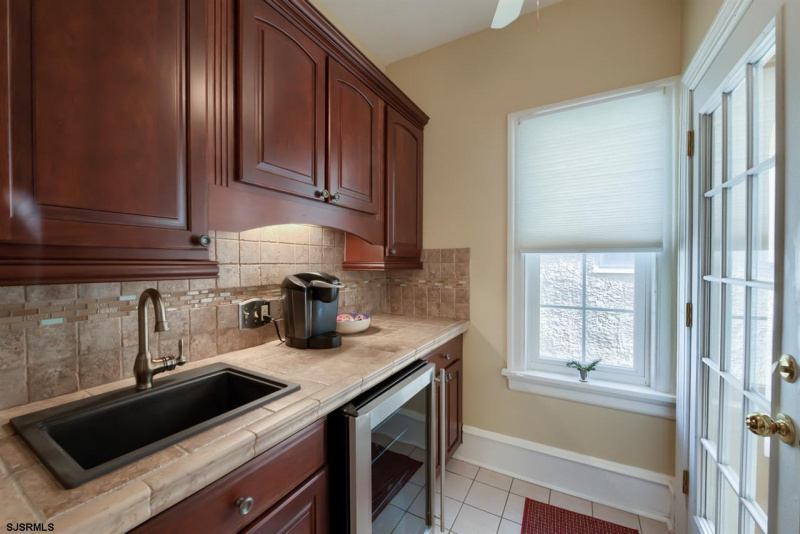 1 Plaza, Atlantic City, New Jersey 08401-5616, 7 Bedrooms Bedrooms, 12 Rooms Rooms,3 BathroomsBathrooms,Residential,For Sale,Plaza,541946