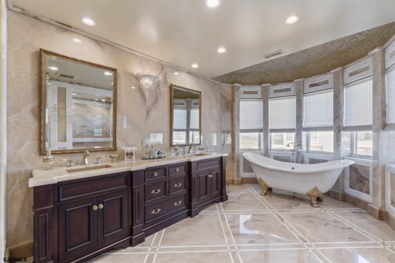 32 Ocean, Brigantine, New Jersey 08203, 6 Bedrooms Bedrooms, 12 Rooms Rooms,6 BathroomsBathrooms,Residential,For Sale,Ocean,541975