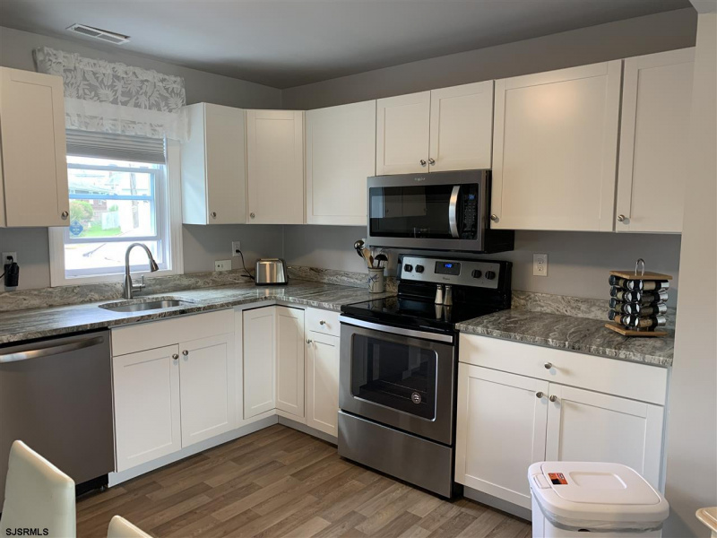 211 Oxford Circle, Northfield, New Jersey 08226-9999, 2 Bedrooms Bedrooms, 6 Rooms Rooms,1 BathroomBathrooms,Residential,For Sale,Oxford Circle,541987