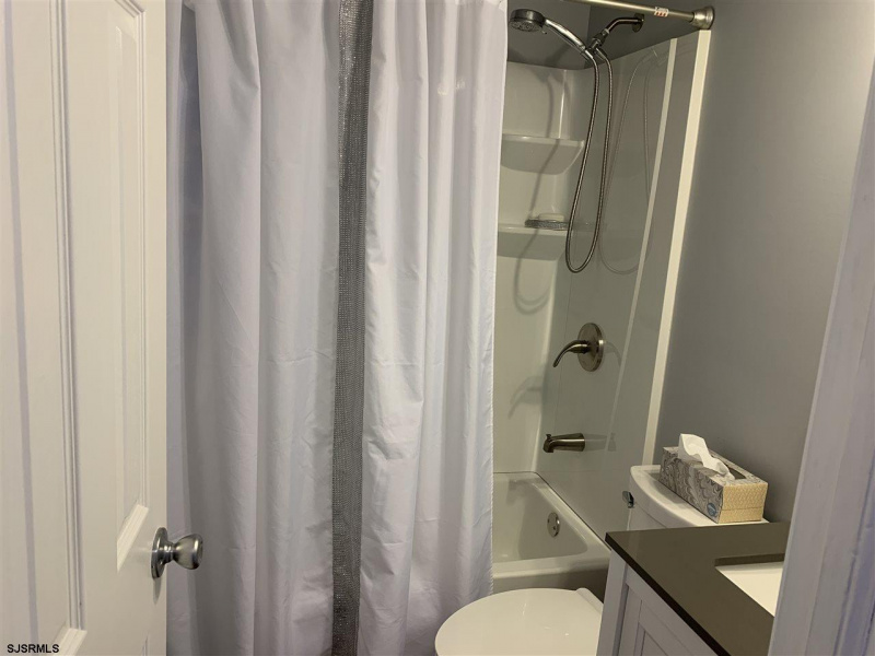 211 Oxford Circle, Northfield, New Jersey 08226-9999, 2 Bedrooms Bedrooms, 6 Rooms Rooms,1 BathroomBathrooms,Residential,For Sale,Oxford Circle,541987