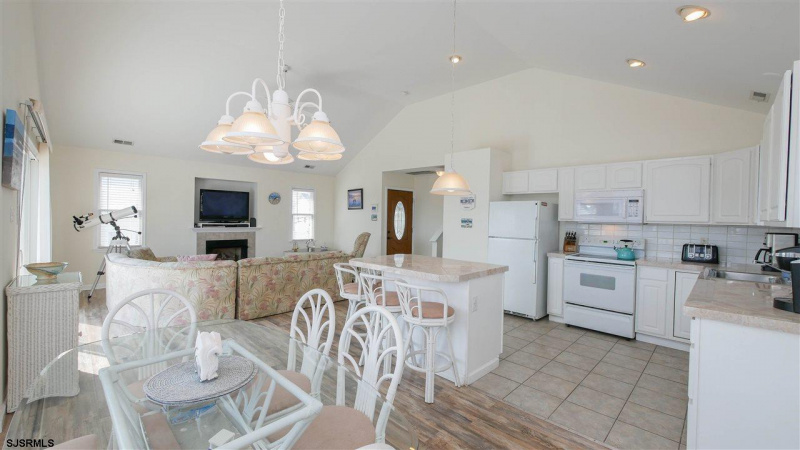 1462 West, Ocean City, New Jersey 08226, 4 Bedrooms Bedrooms, 8 Rooms Rooms,2 BathroomsBathrooms,Condominium,For Sale,West,543002