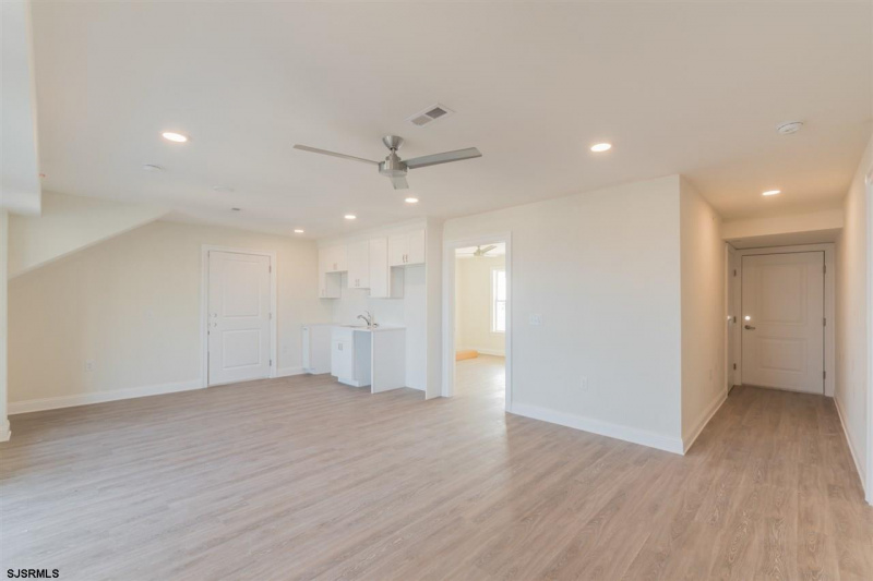 719 10th Street, Ocean City, New Jersey 08226, 3 Bedrooms Bedrooms, 4 Rooms Rooms,3 BathroomsBathrooms,Condominium,For Sale,10th Street,543569