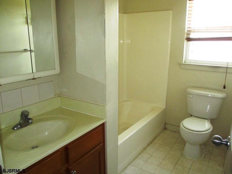 328 Pennsylvania, Atlantic City, New Jersey 08401, 3 Bedrooms Bedrooms, 6 Rooms Rooms,2 BathroomsBathrooms,Residential,For Sale,Pennsylvania,540466