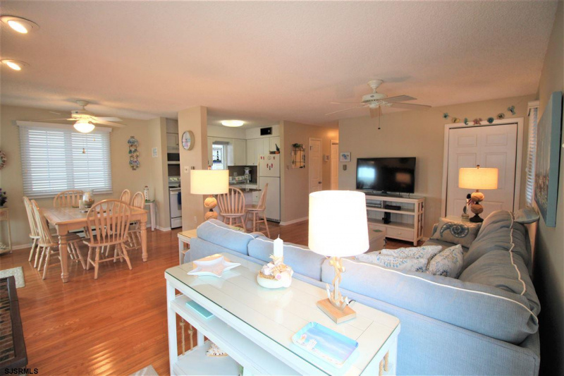 4305 West, Ocean City, New Jersey 08226, 3 Bedrooms Bedrooms, 8 Rooms Rooms,2 BathroomsBathrooms,Condominium,For Sale,West,544002