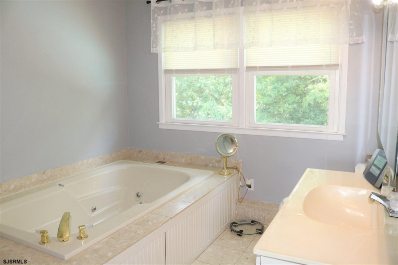 403 Burning Tree Blvd, Absecon, New Jersey 08201, 3 Bedrooms Bedrooms, 9 Rooms Rooms,2 BathroomsBathrooms,Residential,For Sale,Burning Tree Blvd,539675
